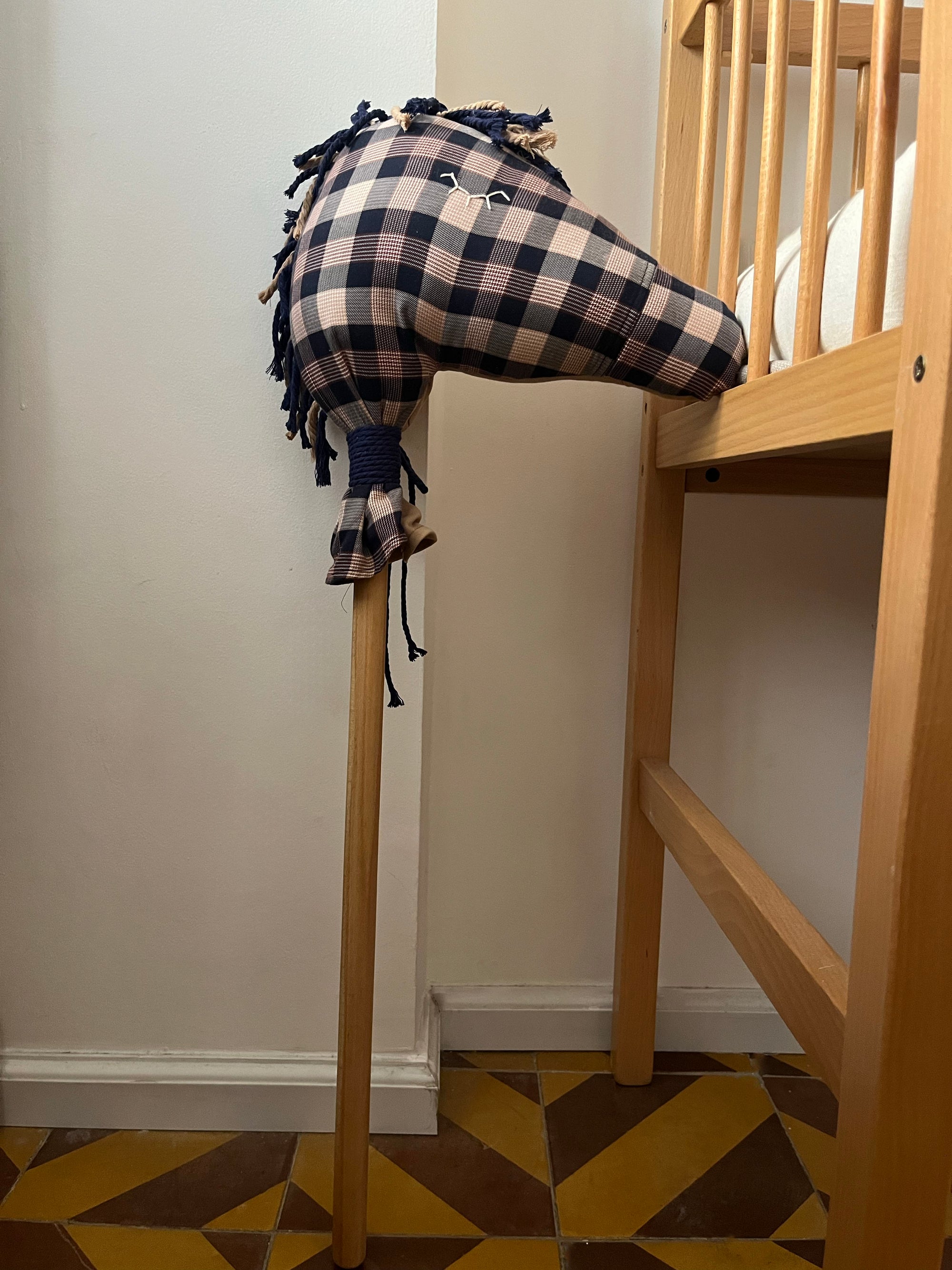 סוס בד על מקל - כחול משובץ וחאקי