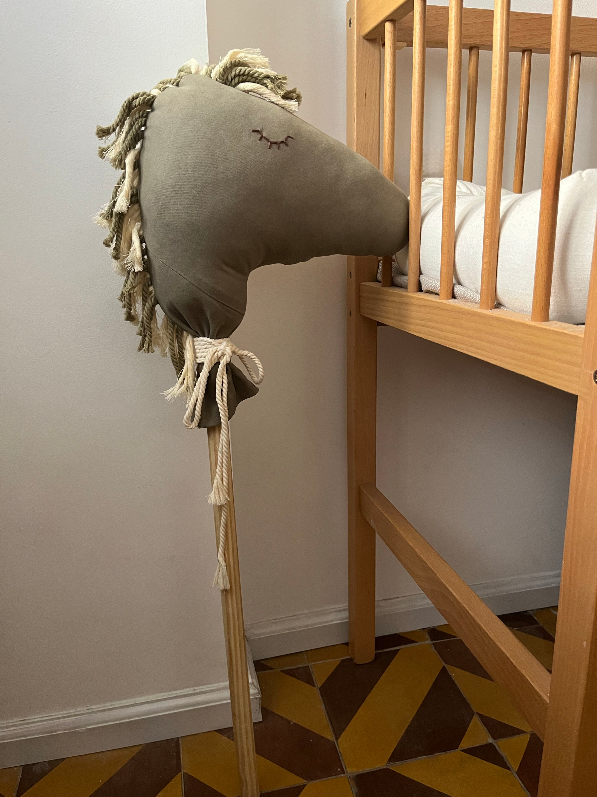 סוס בד על מקל - ירוק ופרחוני