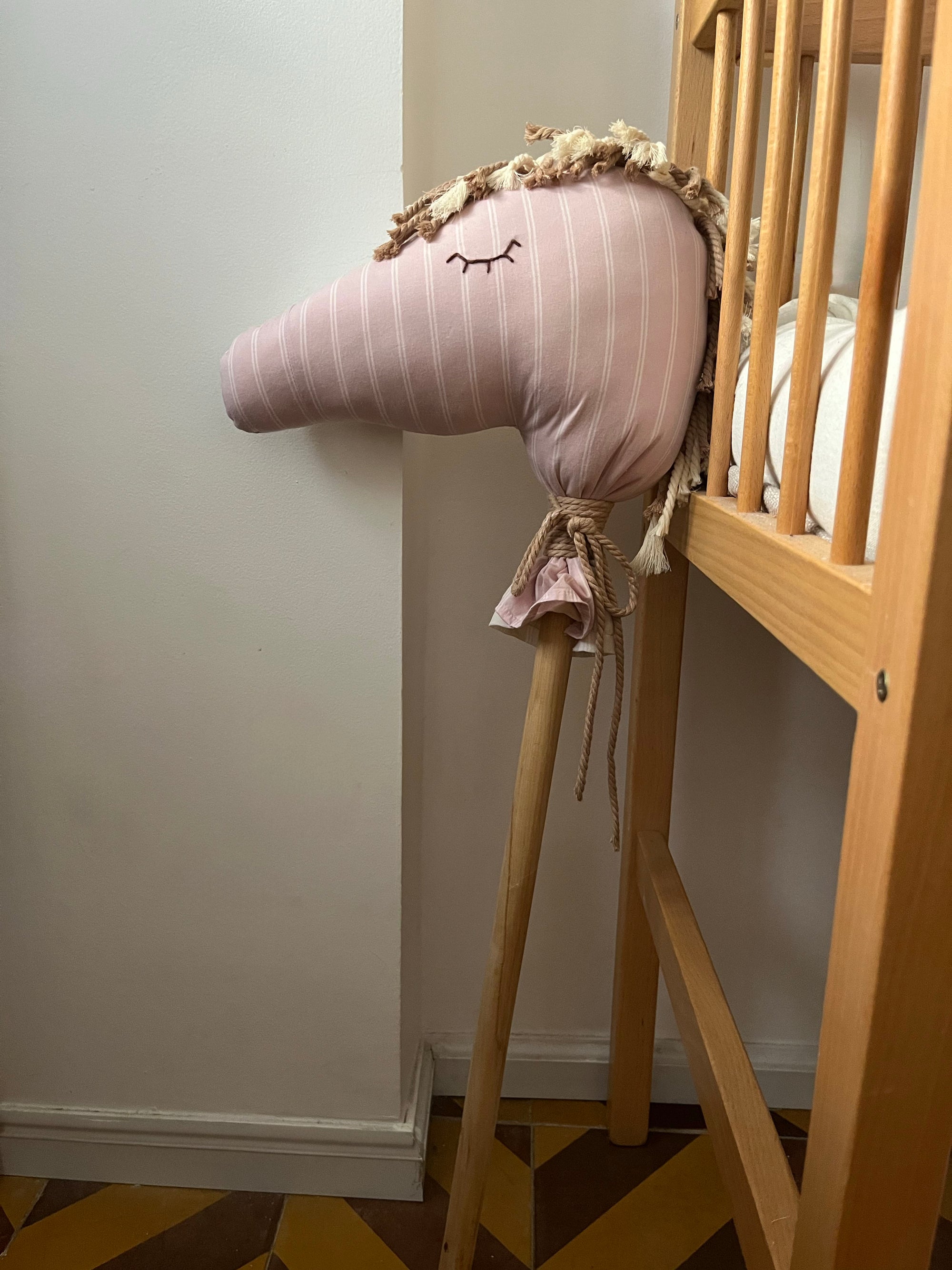 סוס בד על מקל - ורוד ובז׳