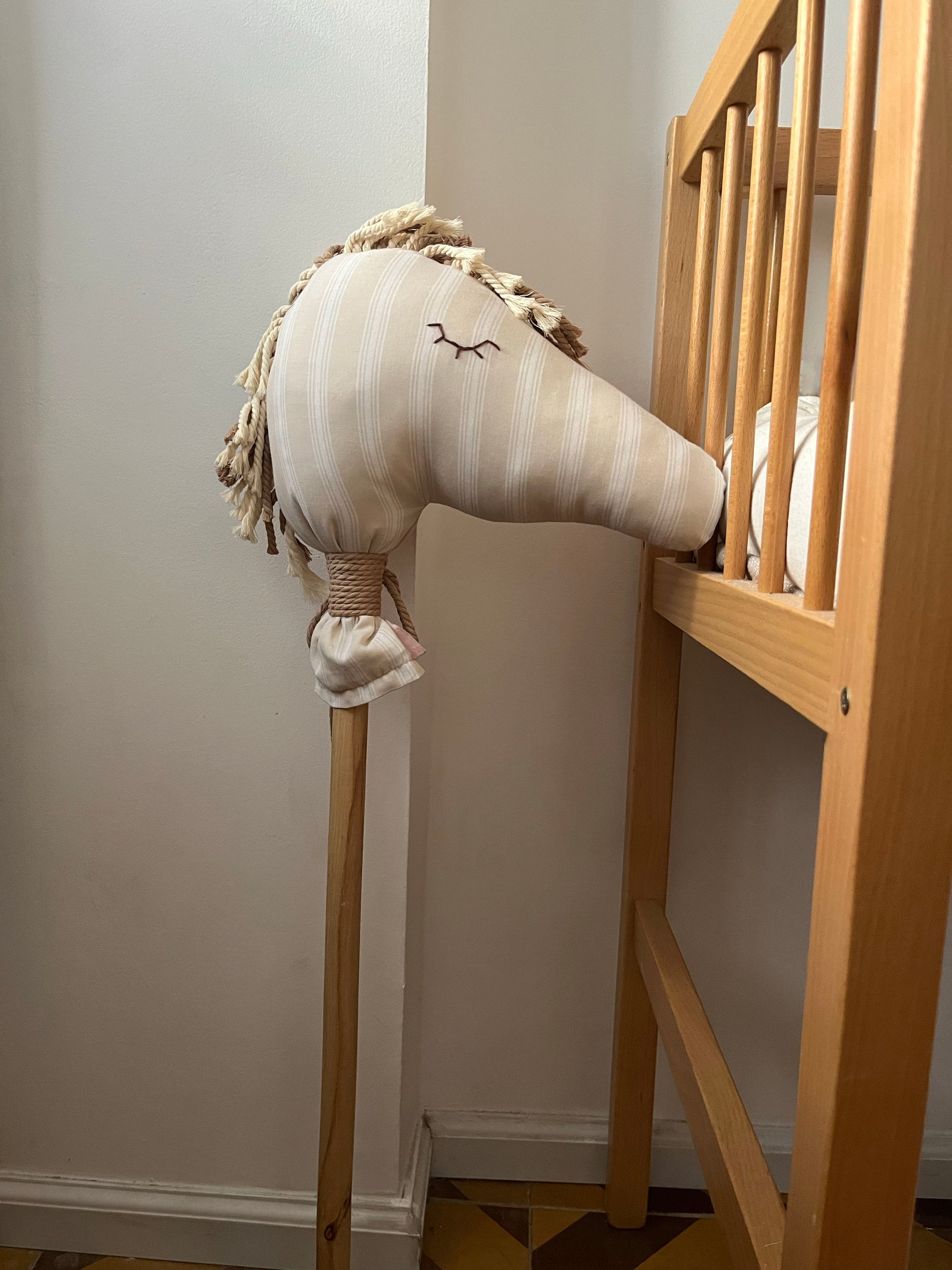 סוס בד על מקל - ורוד ובז׳