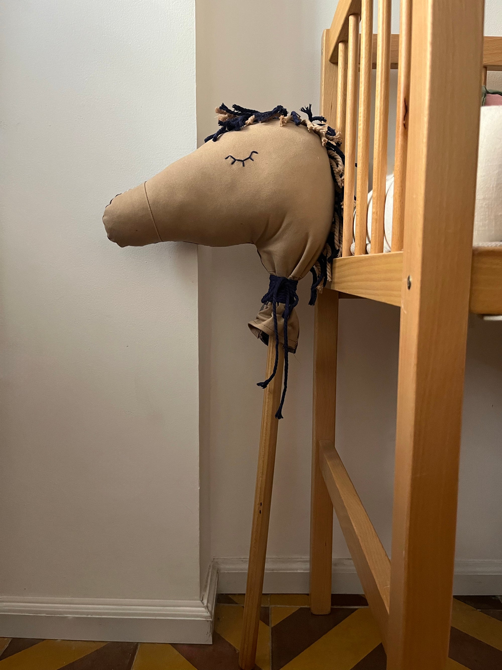 סוס בד על מקל - כחול משובץ וחאקי