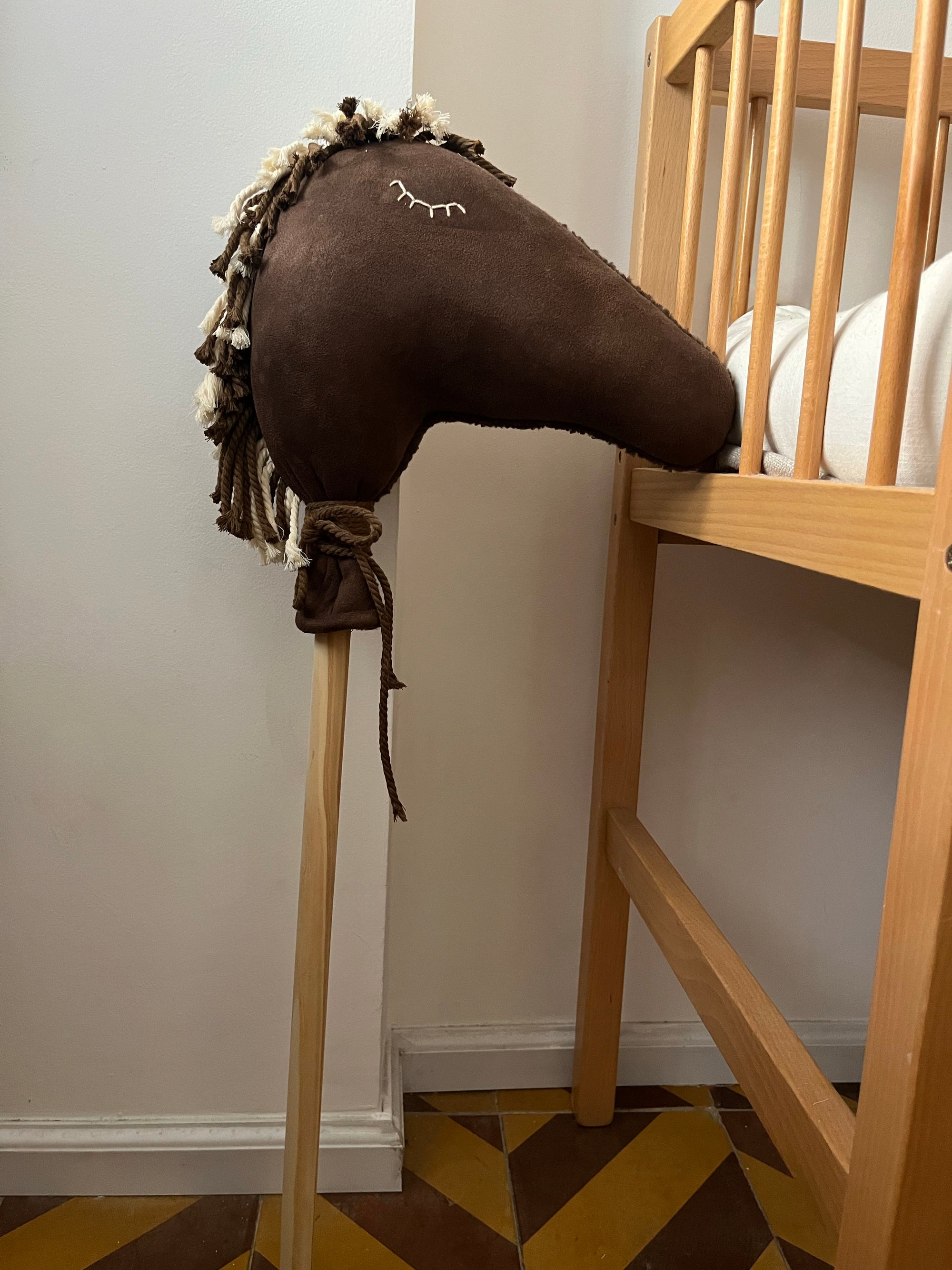 סוס בד על מקל - חום שוקולד