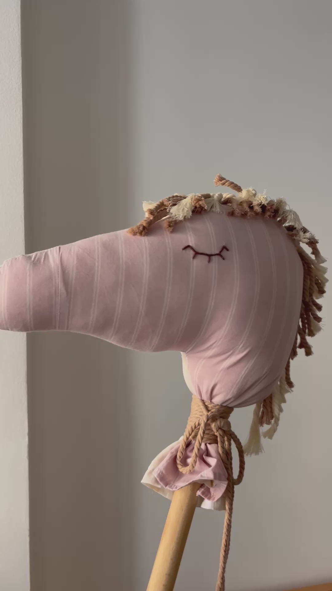 סוס בד על מקל - ורוד ובז׳