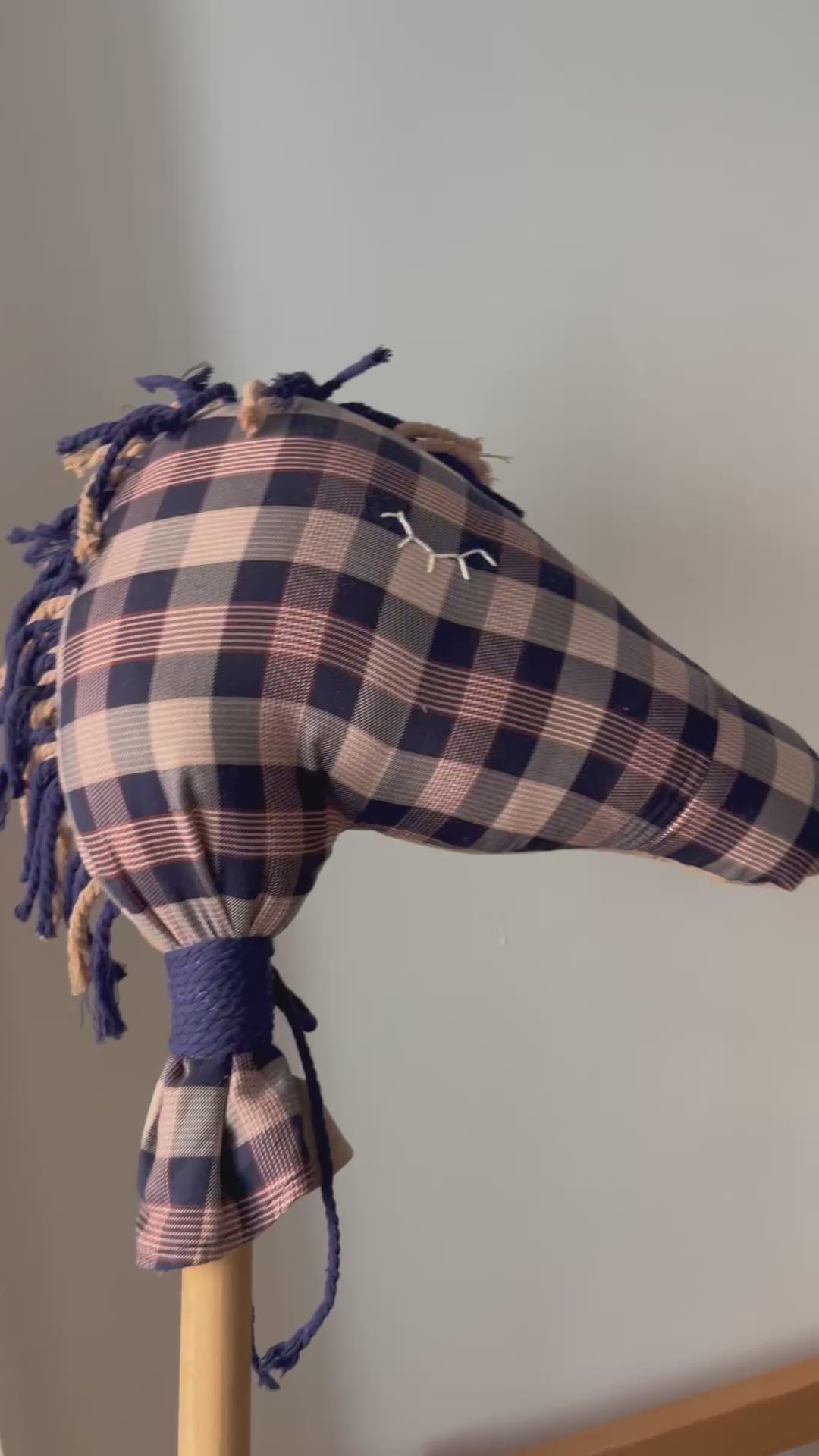 סוס בד על מקל - כחול משובץ וחאקי