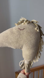 סוס בד על מקל - ירוק ופרחוני